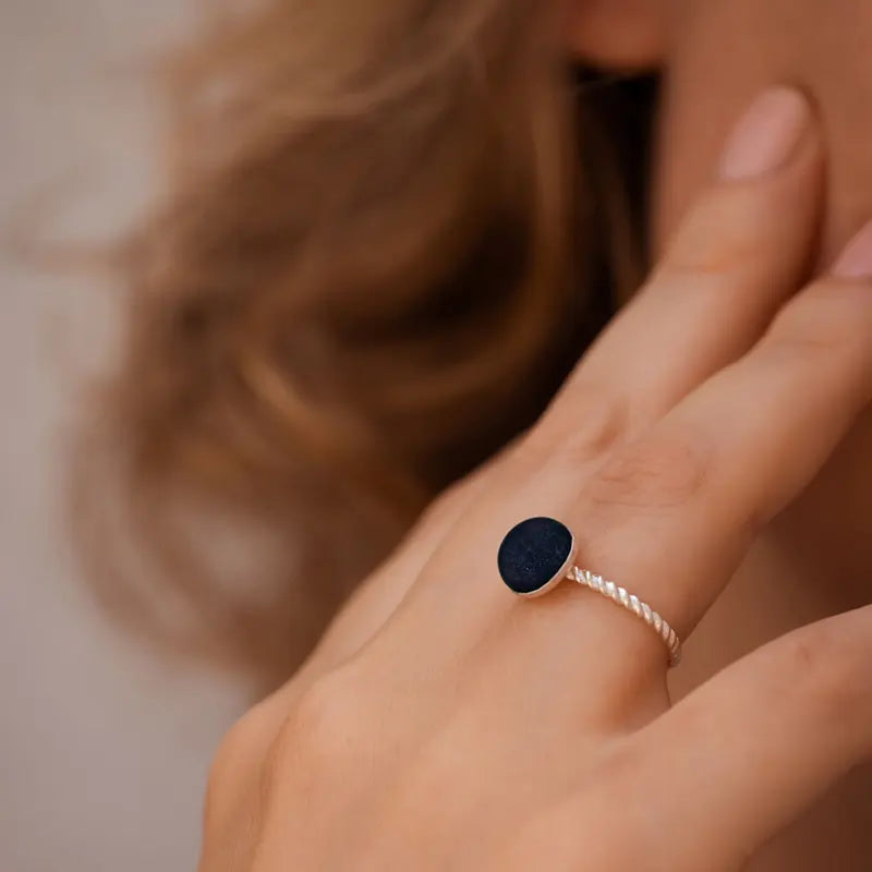 Bague torsadée au petit doigt femme argent massif bleu albarelle