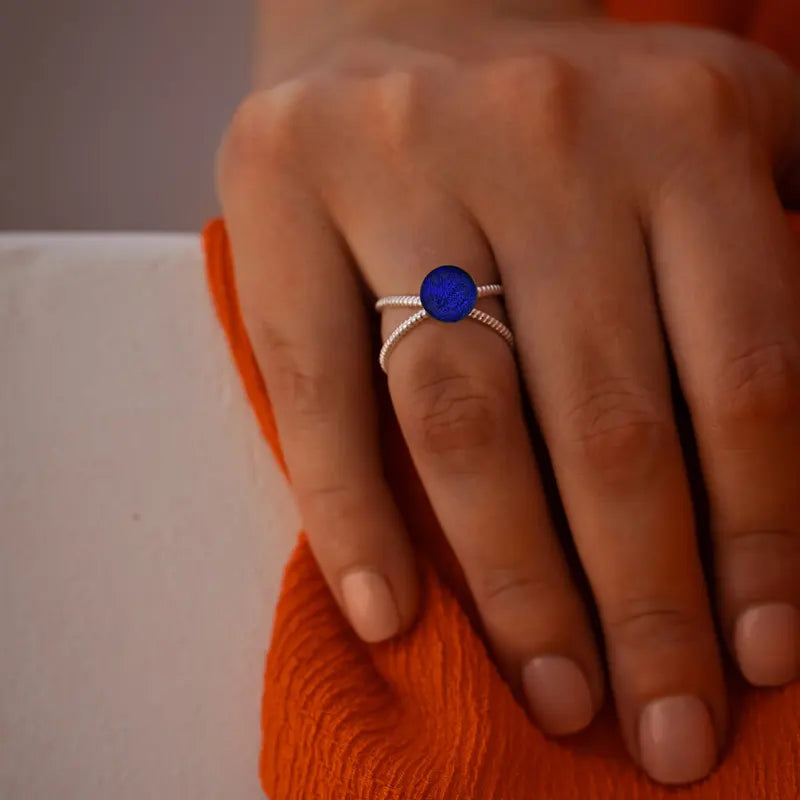 Bague entrelacée large en argent, bleu nocturnelle