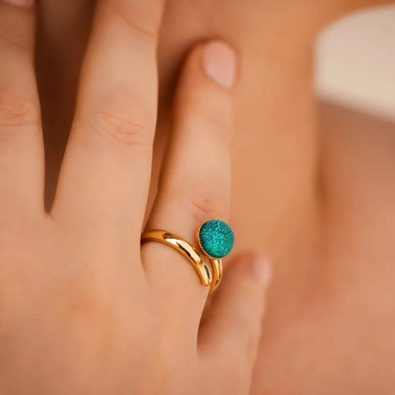 Bague simple réglable qui change de couleur, dorée et verte emeria