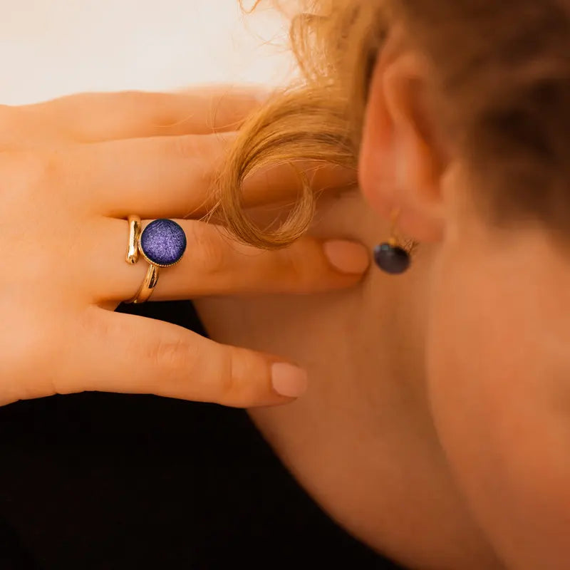 Bague simple réglable en verre de Murano, dorée et violette lilalune