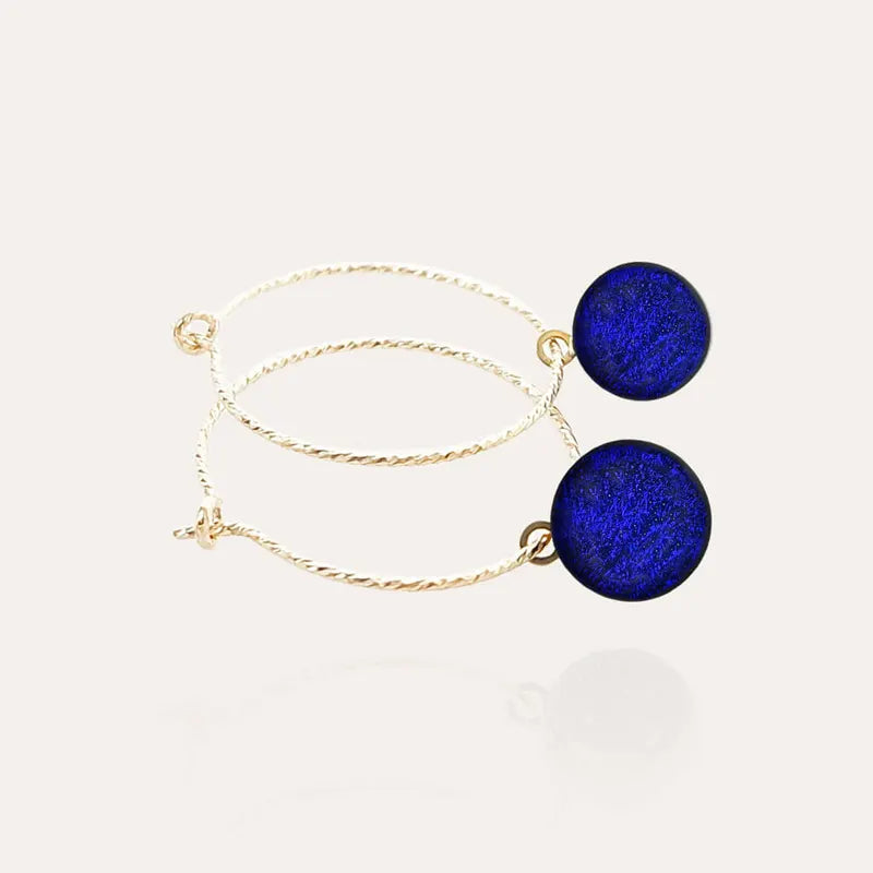 Boucles d'oreilles créoles torsadées pendantes en or bleu nocturnelle