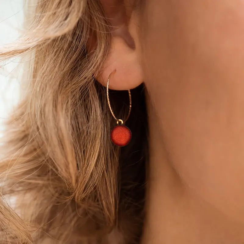 Boucles d'oreilles créoles torsadées pendantes en or rouge flambesia