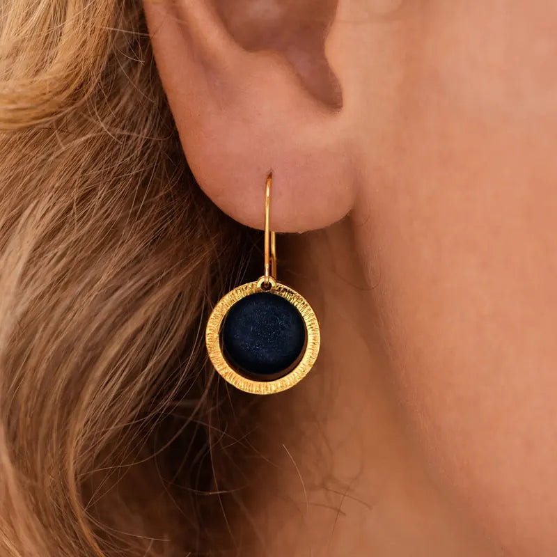 Boucles d'oreilles tendances fabrication française en plaque or, bleu albarelle