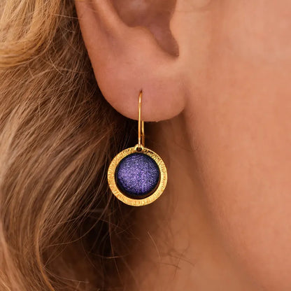 Boucles d'oreilles tendances fabrication française en plaque or, violettes lilalune