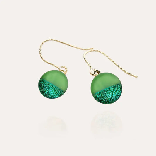 Crochets d'oreilles pendants striés dorées verts avec chaînette avantica