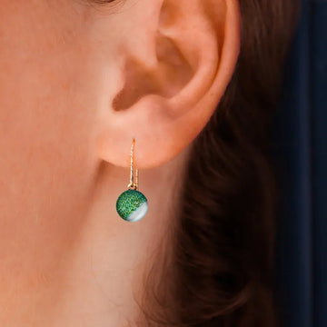 Crochets d'oreilles pendants dorées verts orneige
